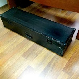 מארז מושחר לכלי נגינה