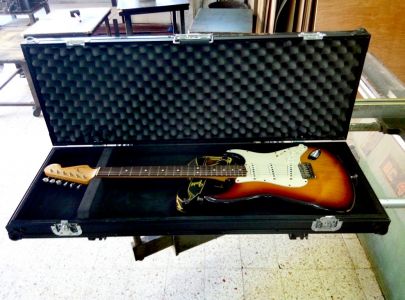 ארגז מושחר לגיטרה חשמלית