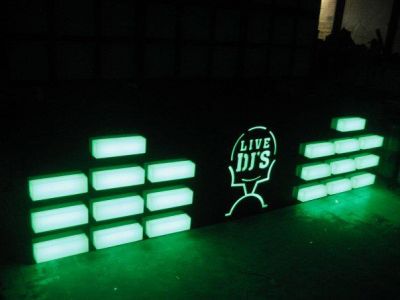 עמדות  DJ עם תאורה ירוקה