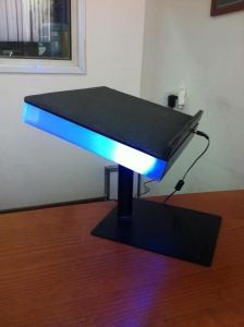 מעמד למחשב צבעוני כחול